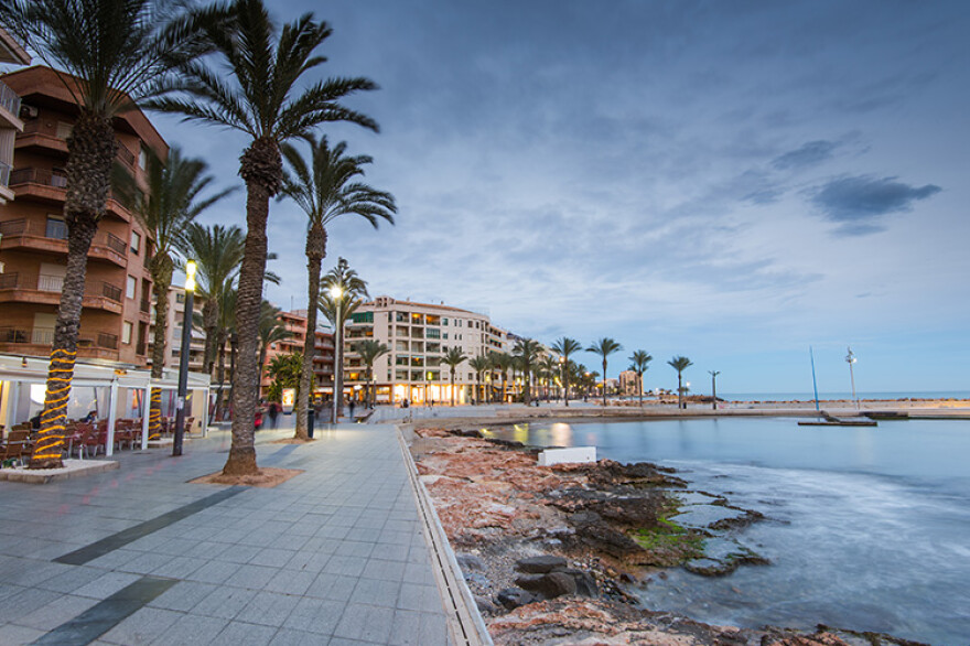 Promenada de la malul mării din Torrevieja